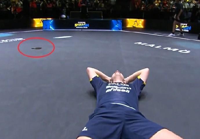 莫雷加德夺冠后，遗落在地上的球拍被摄影师不慎踩到