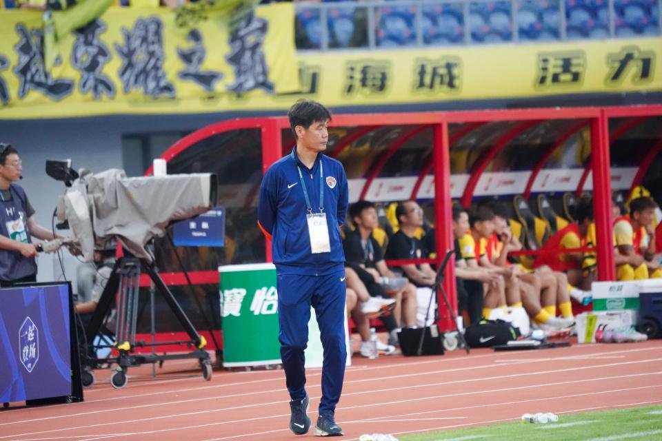 中超巨大争议！卡多索报复踢人逃红，海牛集体不满，VAR不介入